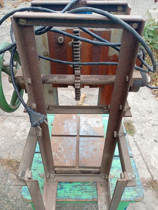 Верстак с дрелью