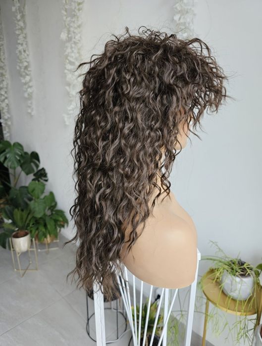 Peruka Frida brąz lekka peruka fale afroloki naturlany efekt brąz