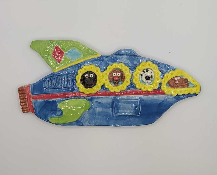 Escultura de cerâmica feita à mão: cães a viajar no espaço