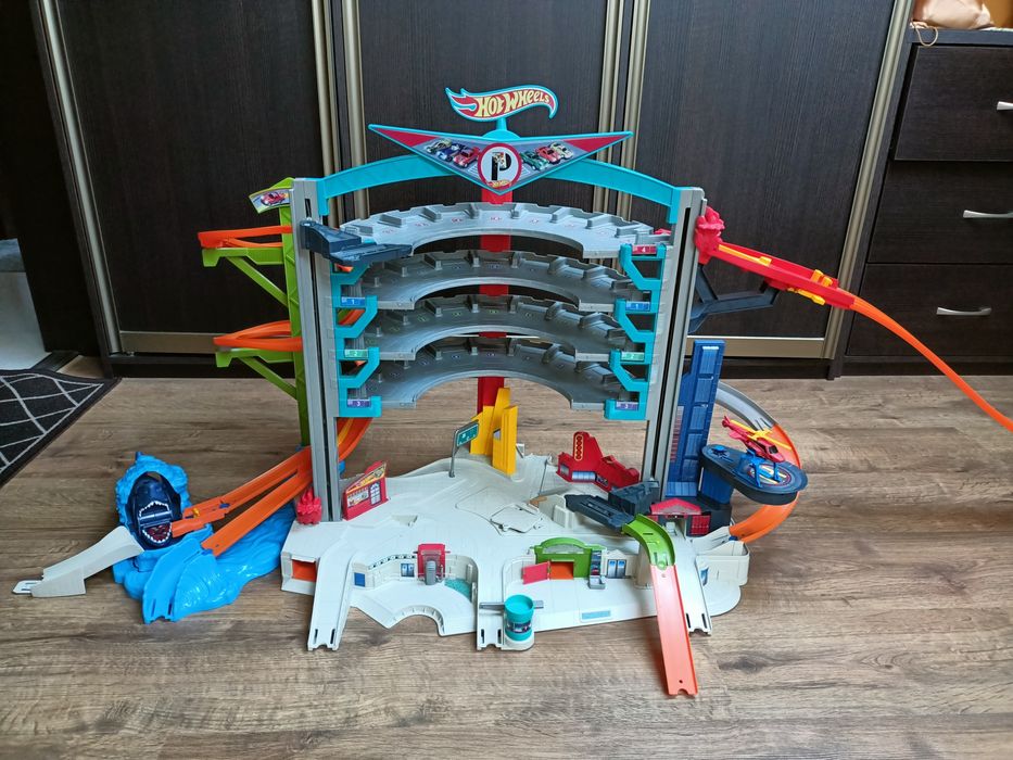 Hotwheels mega garaż