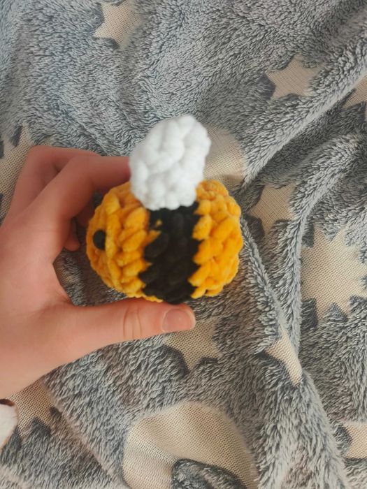 Duża Pszczółka na szydełku brelok