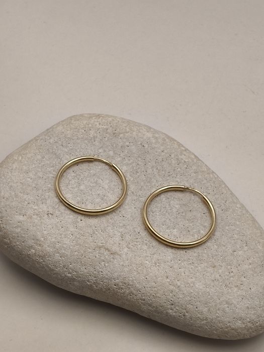 Złote kolczyki kółka