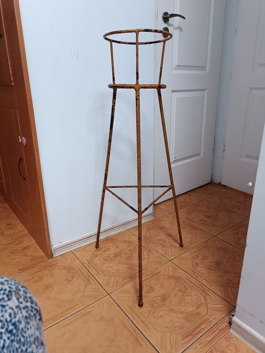 Wysoki metalowa, rdzawy stojak na doniczki kwiatowe stary