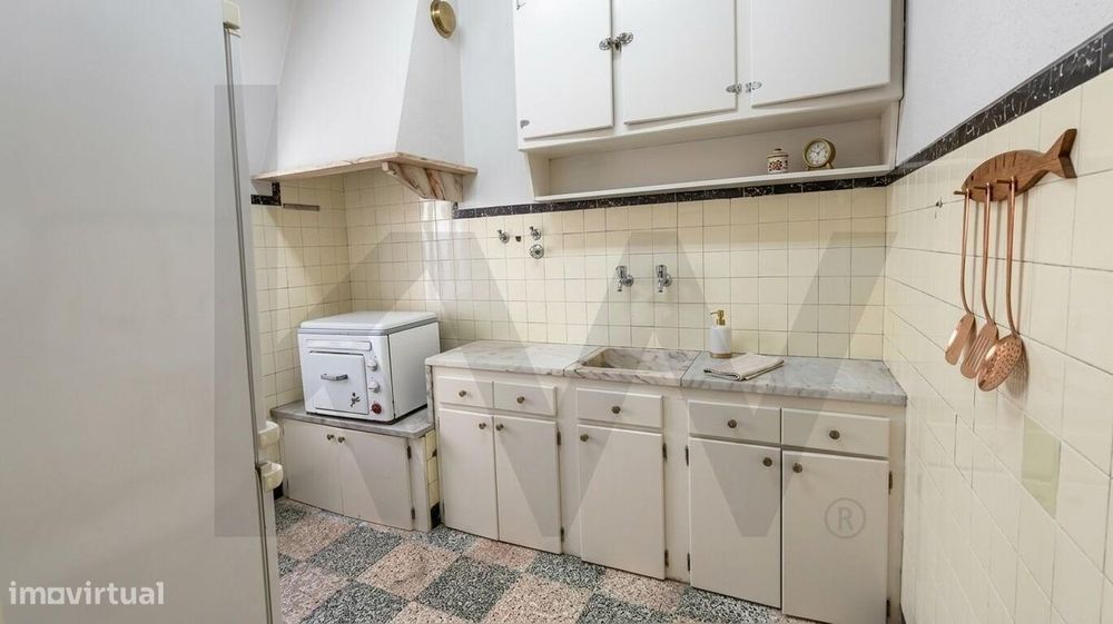 Encantadora Moradia T2 Unifamiliar com Garagem, Quintal e Churrasqueir