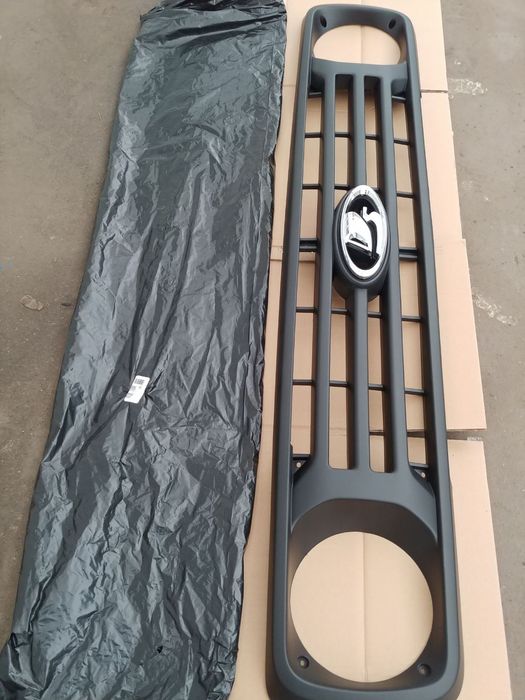 Решётка радиатора на Ниву 2121. 21213 .21214 Нива Урбан с эмблемой.