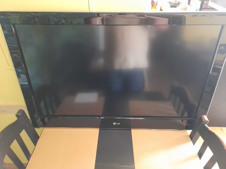 Tv LG 40" com base incluida