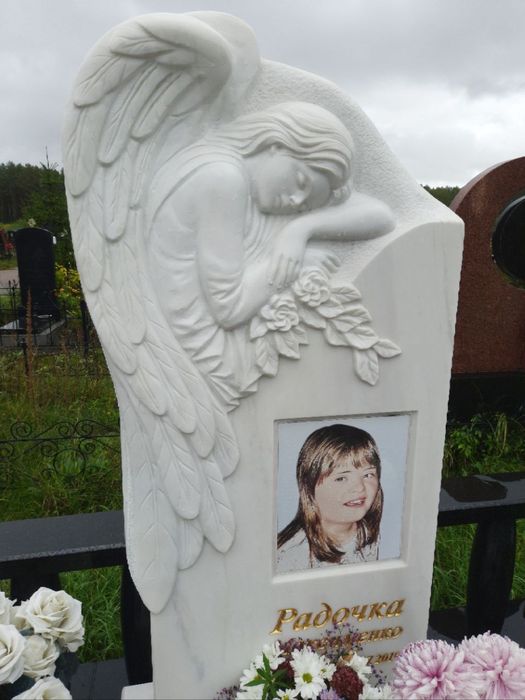 Памʼятники з граніту та мармуру.