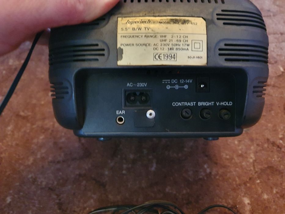 Telewizorek Supertech czarno biały.