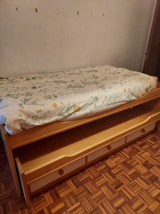 Cama dupla, escrivaninha e móvel em madeira e muito bom estado.