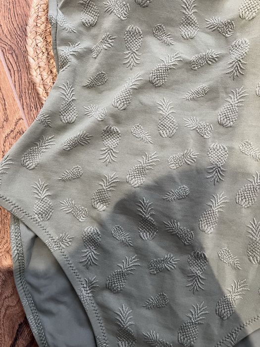 Стильний суцільний купальник