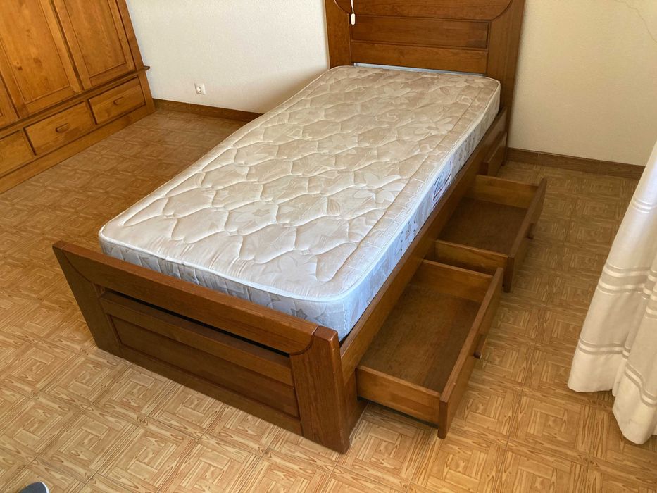Cama de solteiro em madeira (com colchão)