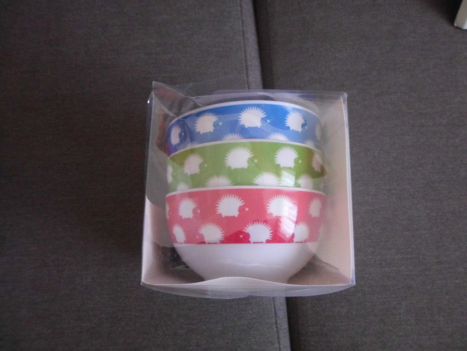 pratos e  tigelas  + talheres  novos para bebé