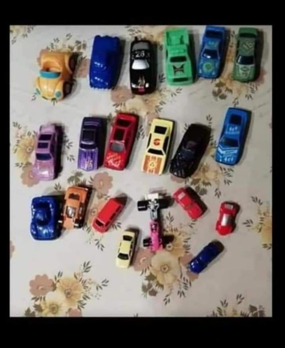 Vários carros em plástico