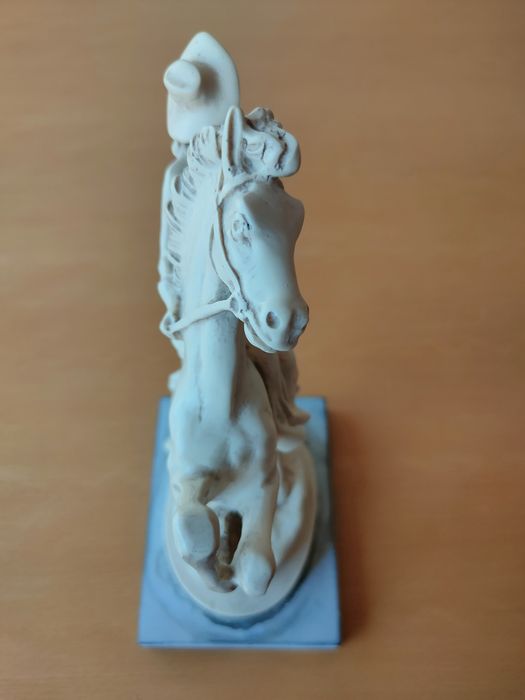 Estatueta de dama antiga a cavalo.
