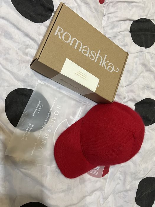 Червона бейсболка що регулюється українського беренду ROMASHKA