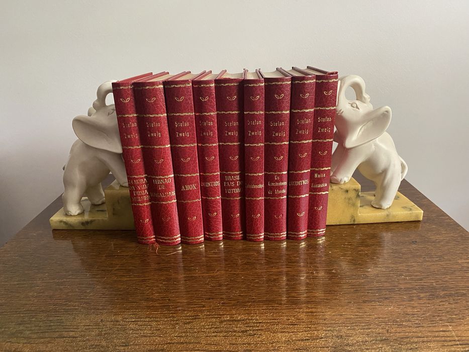 Suporte de livros com elefantes