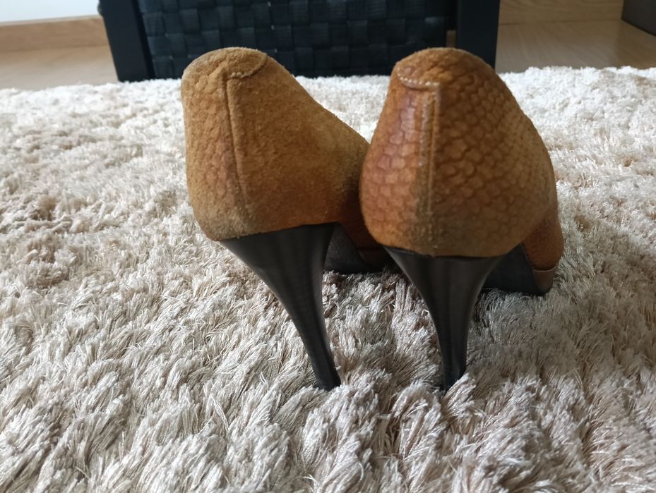 Sapatos elegantes em pele