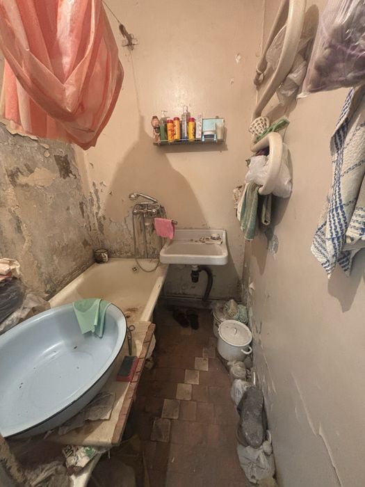 Продам двокімнатну квартиру в центрі під ремонт