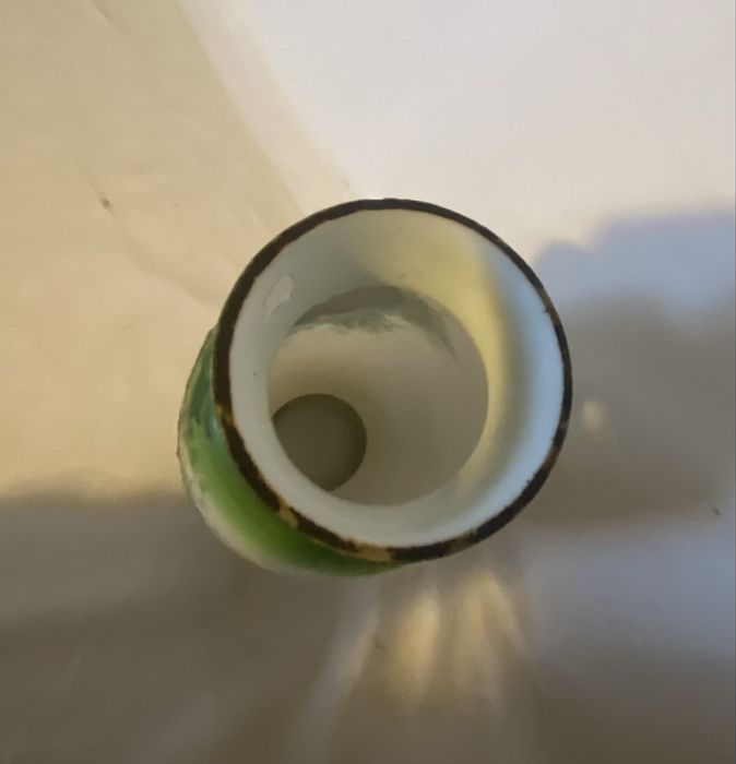 Jarra em vidro opalino pintada a mao