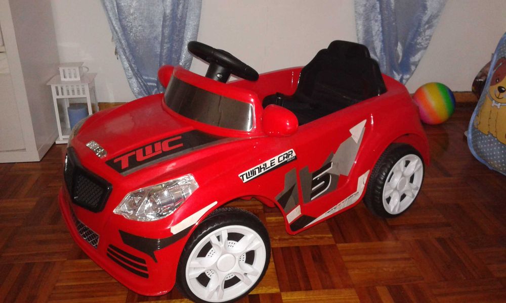 Carrinho de criança eléctrico com bateria usado 2 vezes. URGENTE