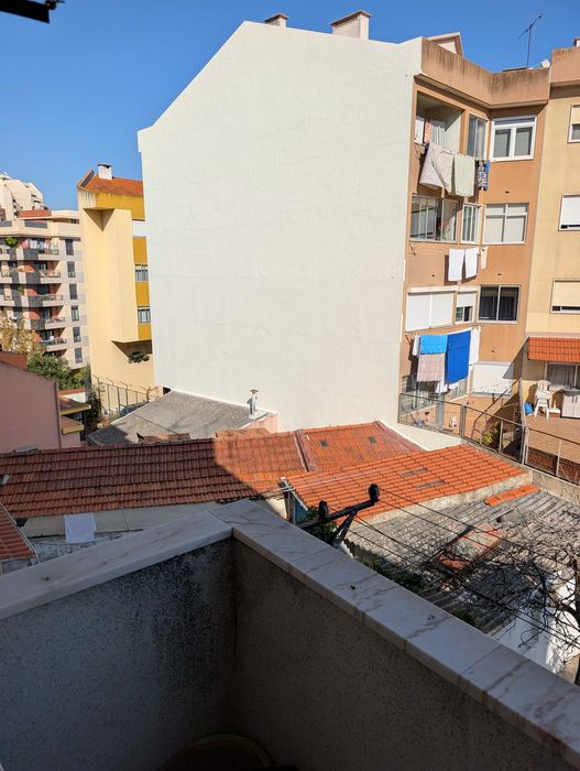Apartamento T2 em Algés renovado cozinha semi-equipada