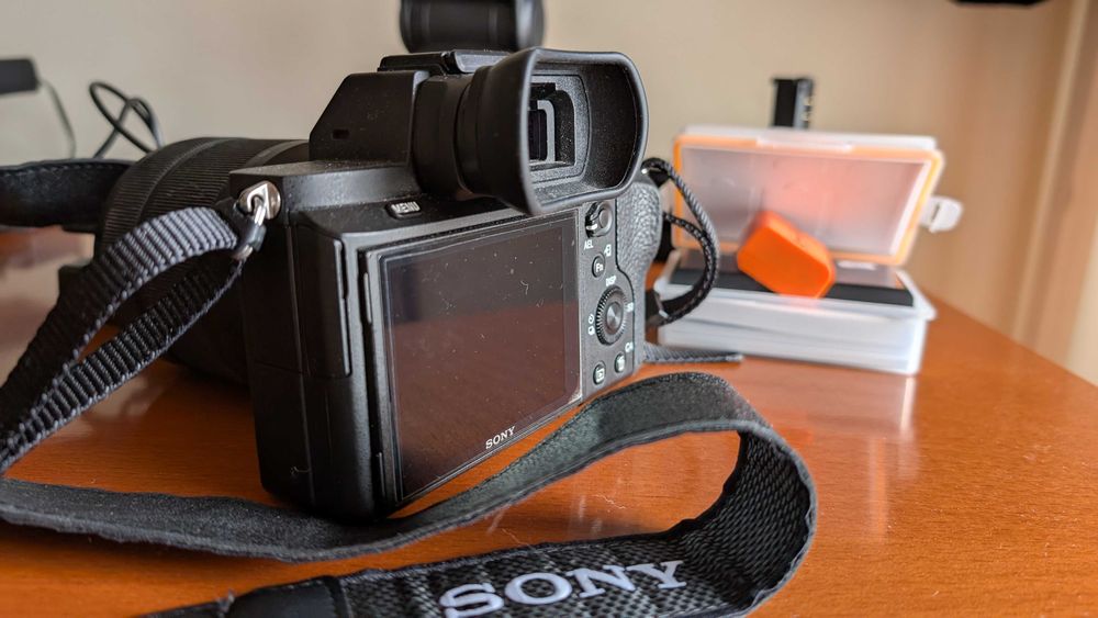 Sony alpha II + lente FE 3.5-5.6/28-70 + (leer descripción)