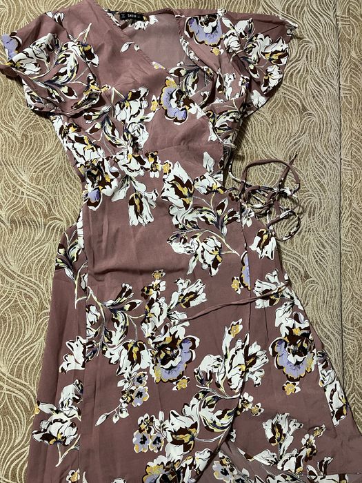 Літня сукня на запах в квітковий принт