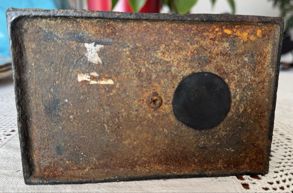 Mealheiro mecânico antigo em ferro