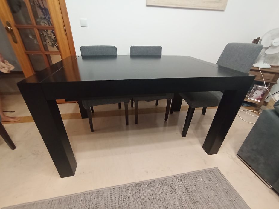 Mesa de jantar em madeira maciça
