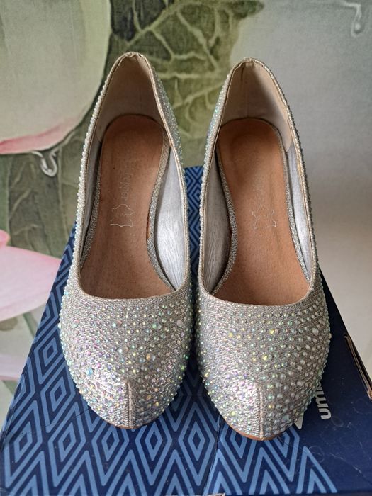 Błyszczące szpilki z cyrkoniami