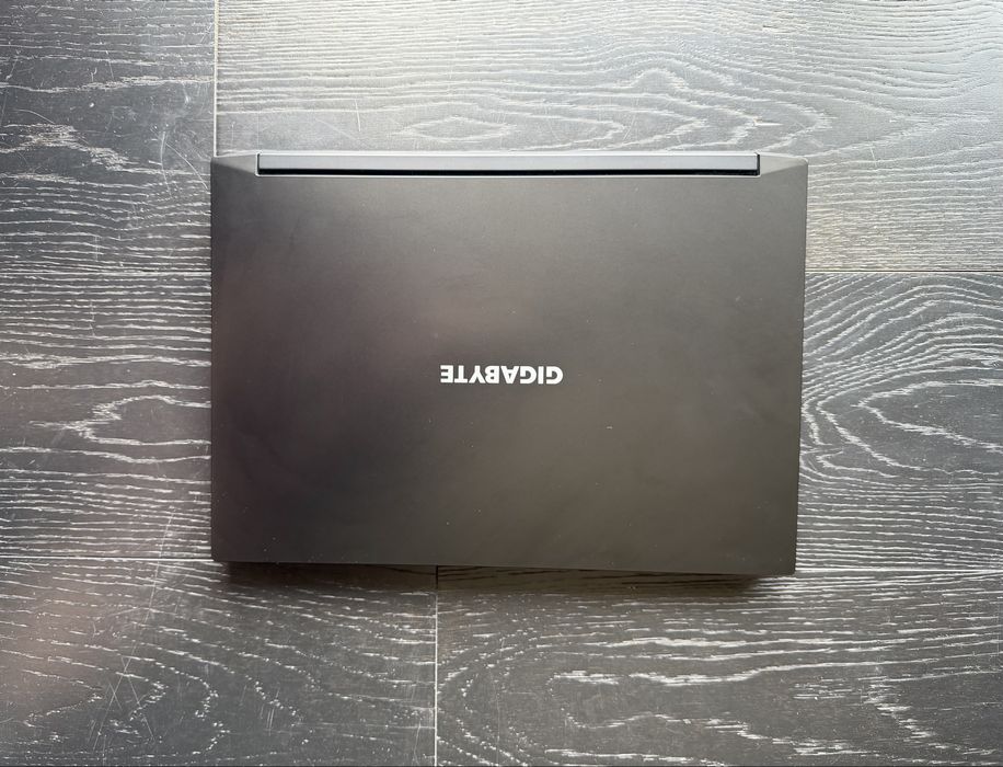 Laptop Gigabyte G5 Gaming – RTX 3060 105W • Intel i5 •32 GB RAM Kingston Fury • 1 TB SSD • 144 Hz