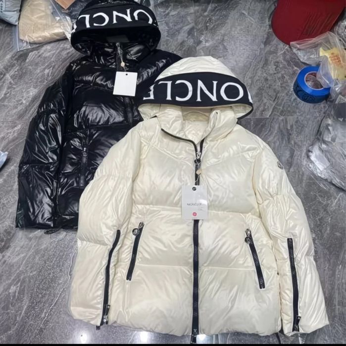 Чорна куртка брендова