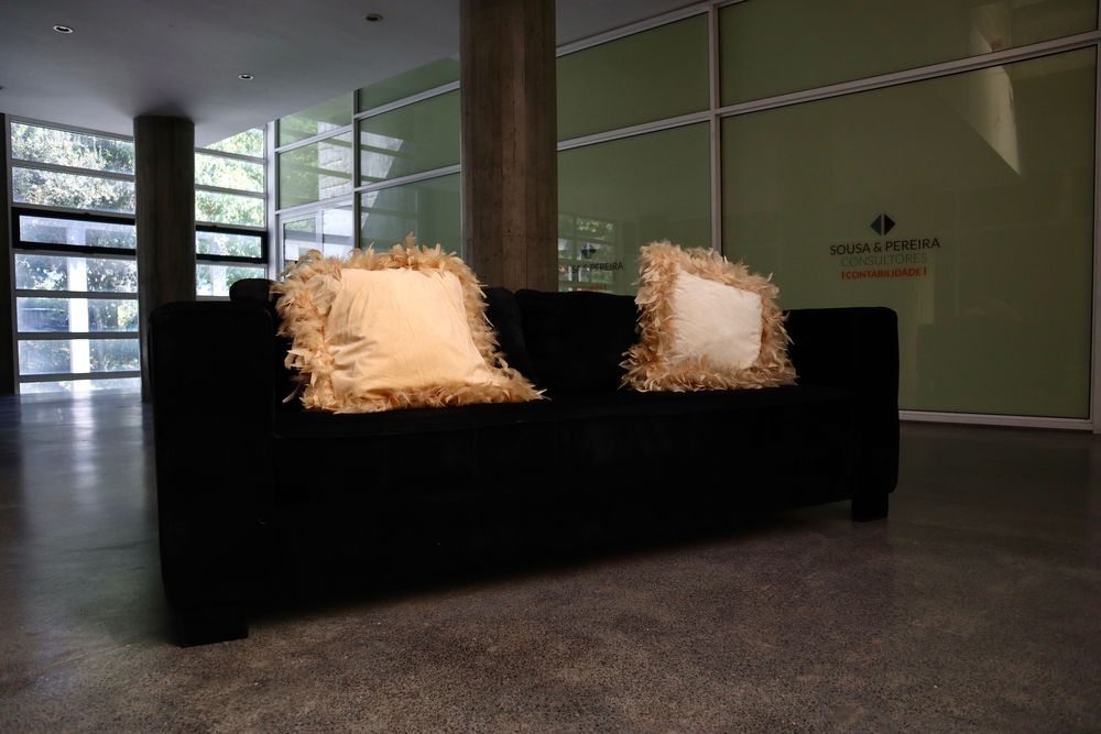 Sofa preto elegante em veludo