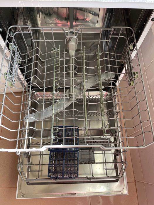 Hisense Machine in crockery - HS60240W. Fully Automated Dishwasher.