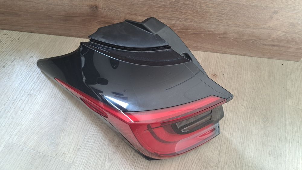 Toyota Yaris IV lampa lewa tylnia tył ładna