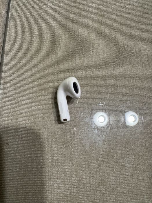 Кейс і правий навушник Apple AirPods 4 без активного шумопоглинання