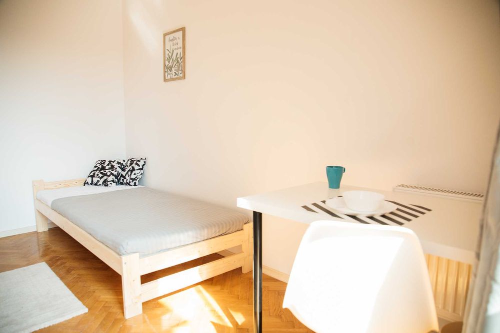 Przytulny Pokój z dużym balkonem w samym Centrum miasta, przy ulicy Sienkiewicza 5, 1200 zł, 9m2 z WIFI w cenie