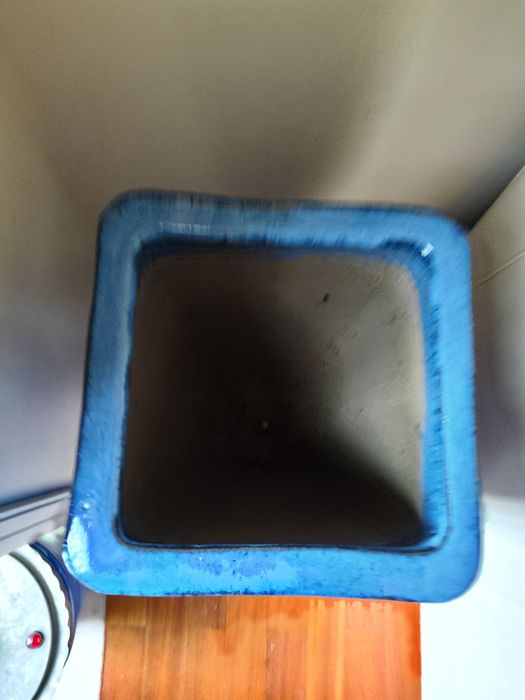 Vaso decorativo azul em cerâmica para exterior