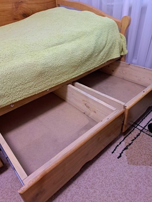 Дитяче дерев'яне ліжко