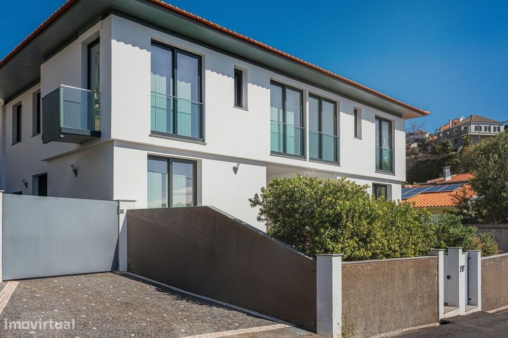 Moradia Contemporânea com Vista Atlântica no Funchal