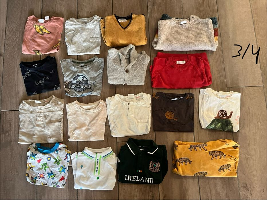 Centenas de peças de roupa de rapaz dos 2 aos 4 anos