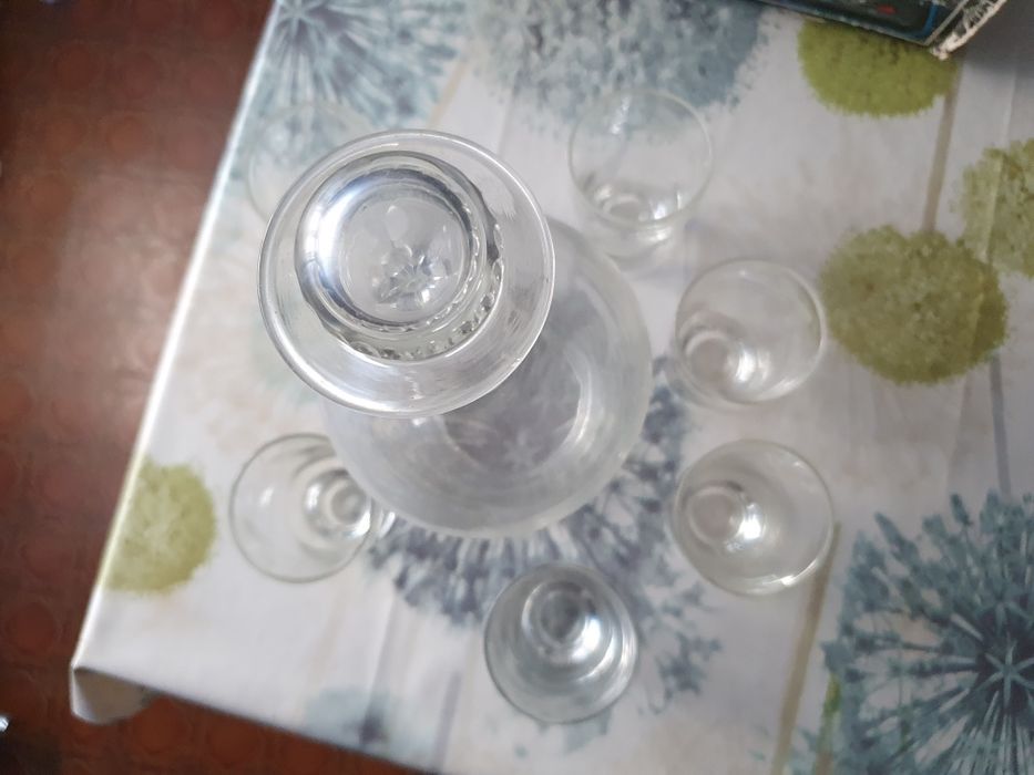 Garrafa e 6 copos de licor antigos