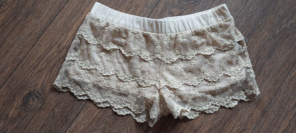 Spodenki koronkowe beżowe Bershka