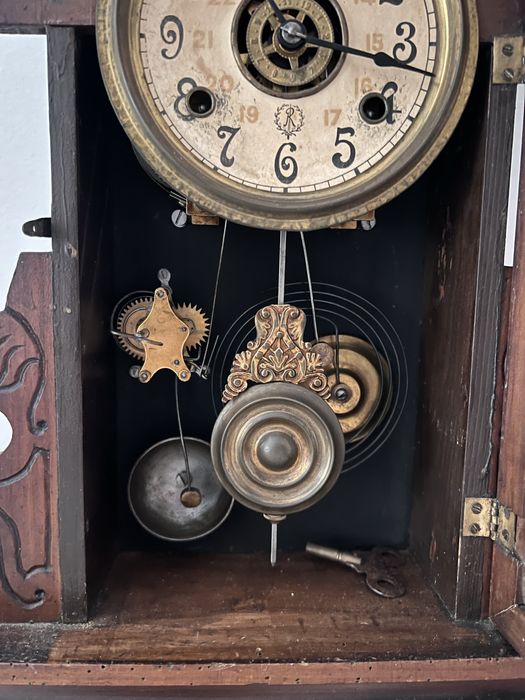 Relógio antigo de pé