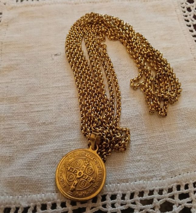 Cordão com medalhão