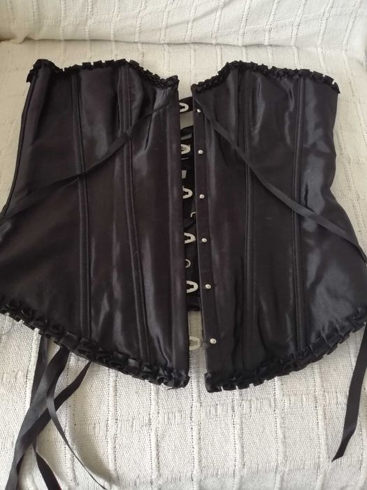 Corpete preto cetim, cintado com varas. Portes grátis.