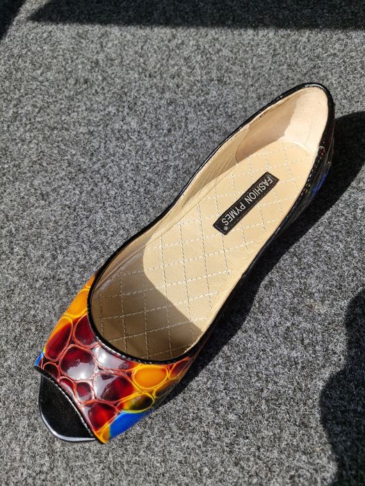 туфлі весняні кольорові лакові