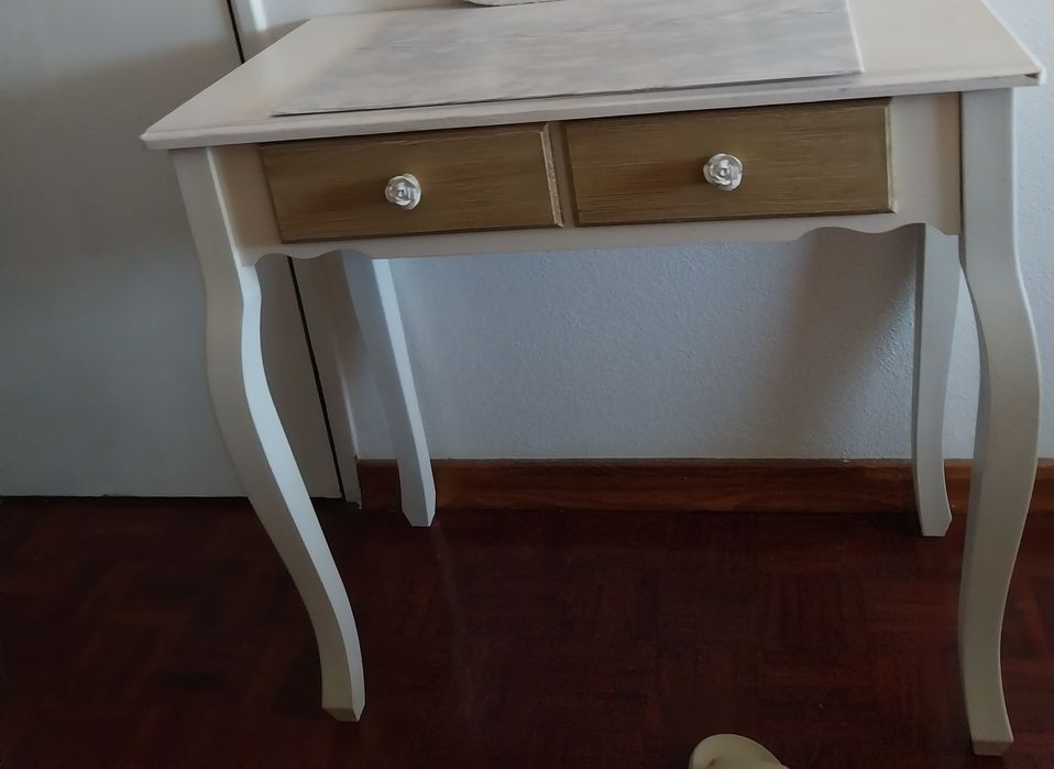 Mesa branca e cor carvalho
