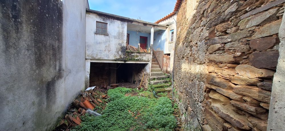 Casa para  reconstrução com terreno