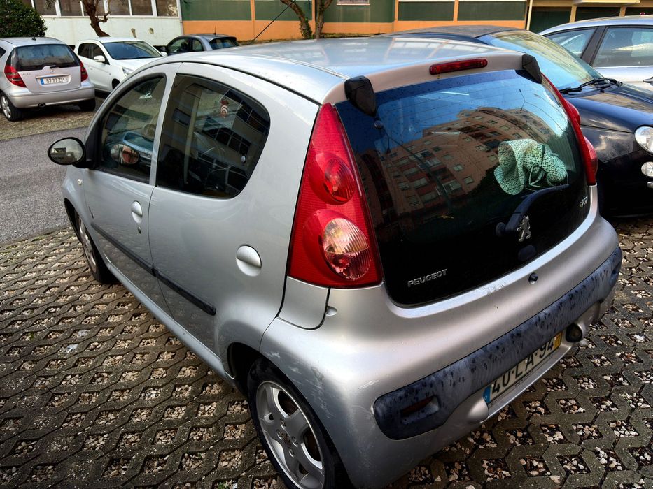 Peugeot 107 black and silver